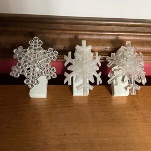 3 light-up Bath & Bodyworks Wallflower snowflake plugs